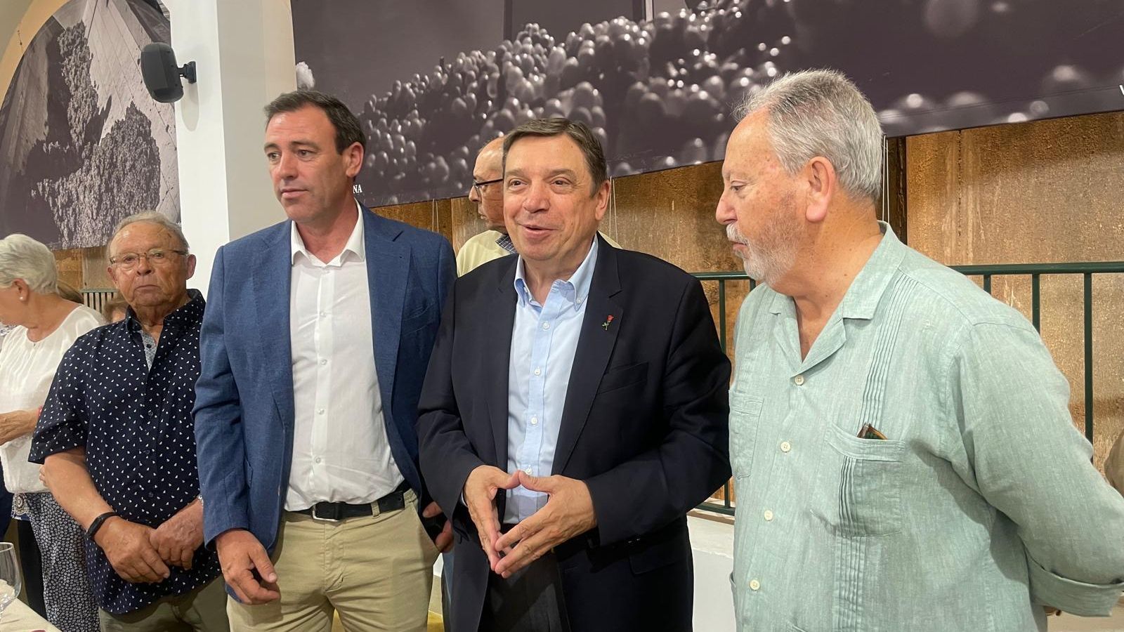 Luis Planas y Antonio Manuel Rubio en la visita a la Cooperativa vitivinícola Nuestra Señora de la Estrella.