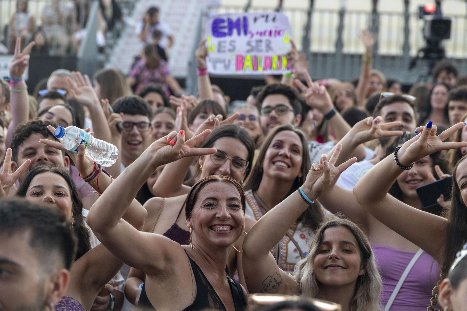 Búscate en las imágenes del concierto de Emilia en Concert Music Festival
