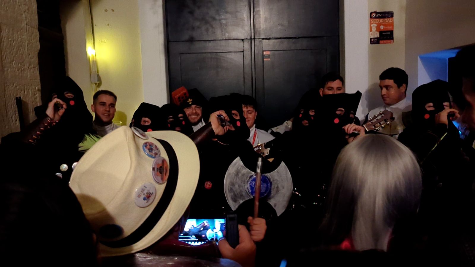 La chirigota callejera 'Los cabeza, un verdugo de toda la vida'