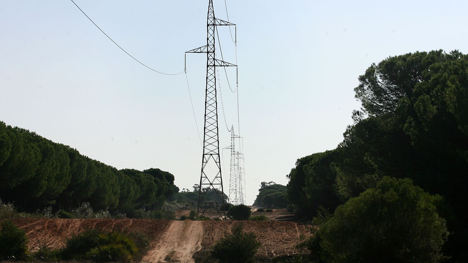 Una de las torres de alta tensión que deberán ser retiradas para instalar el Ceus.