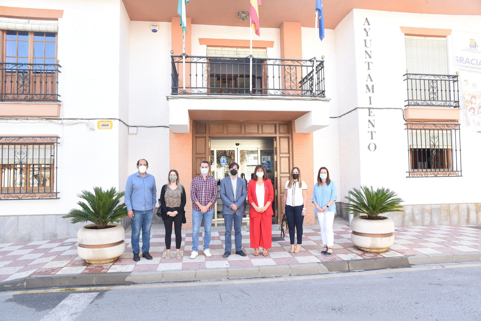 La diputada de Bienestar Social, junto al alcalde y representantes del Ayuntamiento de Churriana.