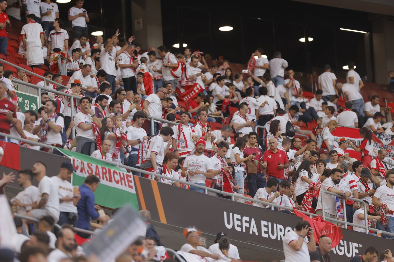 Búscate en las fotos del Sevilla-Roma