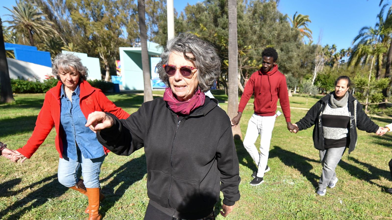 Danza circular en la parque Princesa Sofia, en imágenes
