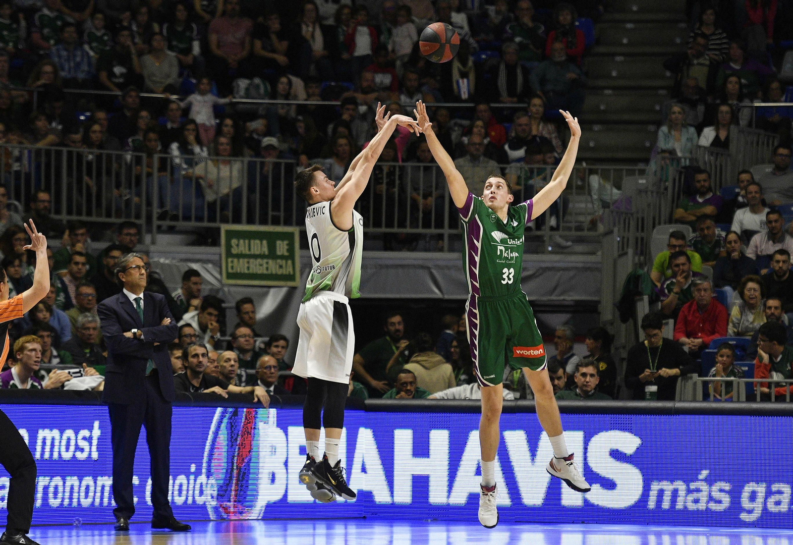 Wiltjer intenta taponar.