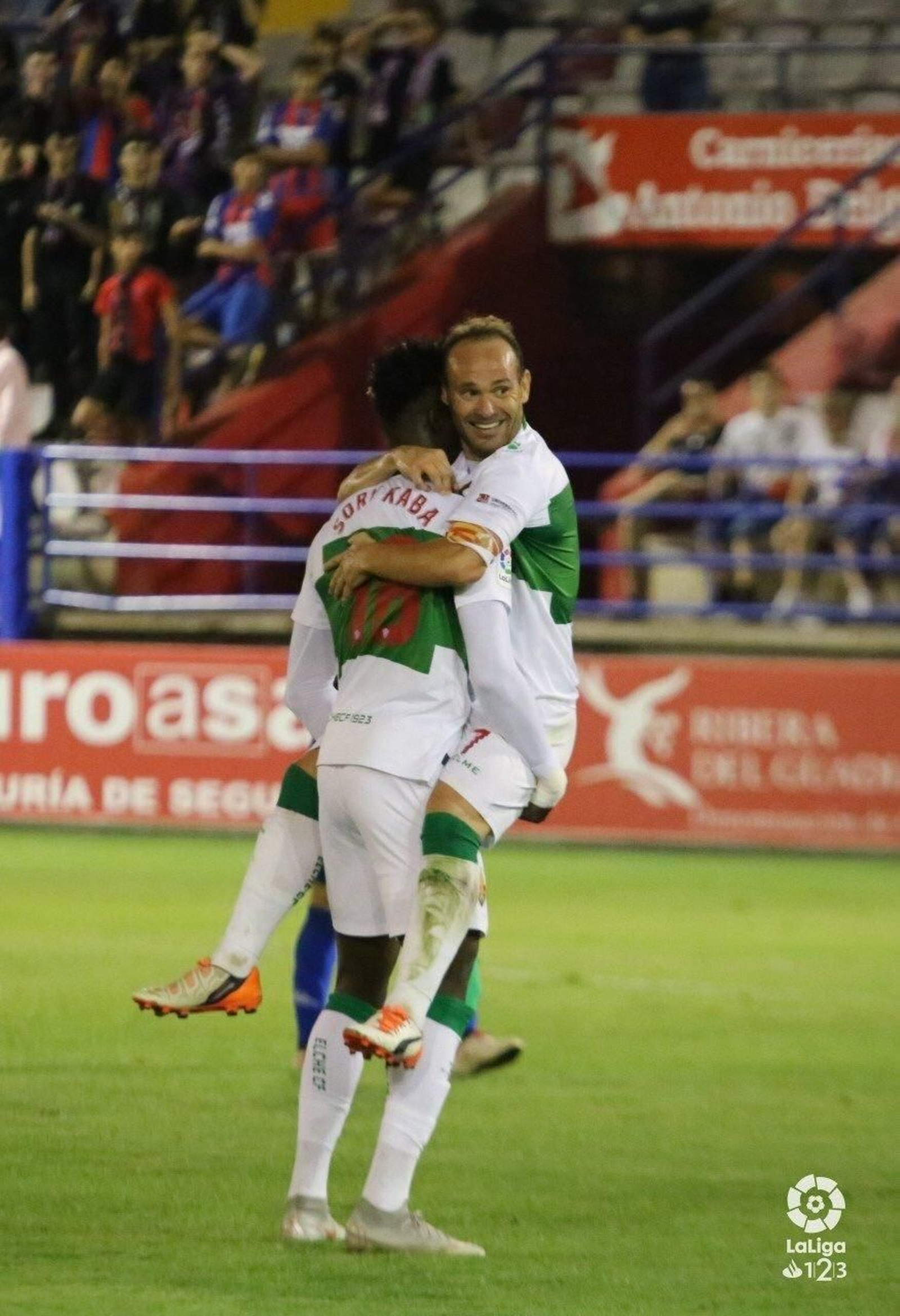 Celebrando un gol con Sory Kaba, su 'sucesor'.