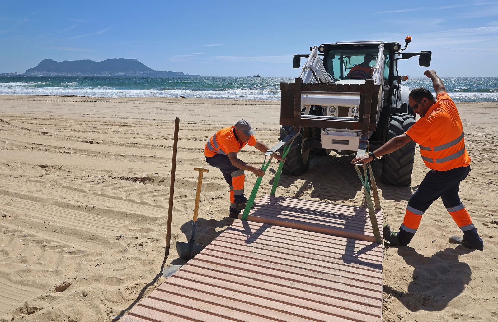 Imágenes de los preparativos para  la temporada de playas en Getares