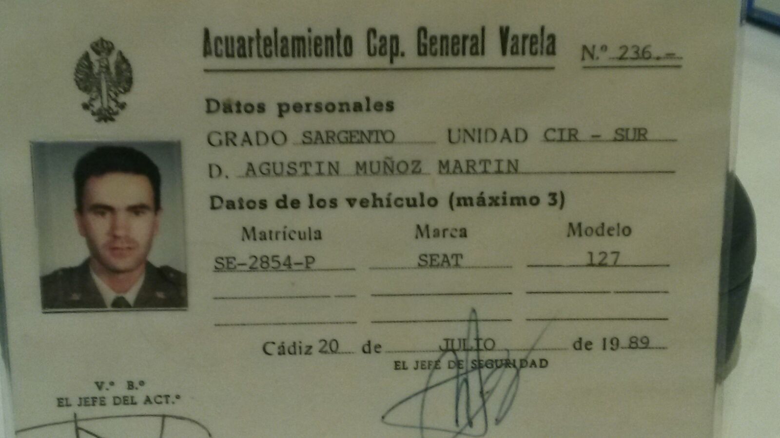 Cartilla militar de Agustín Muñoz (a la derecha en la actualidad)