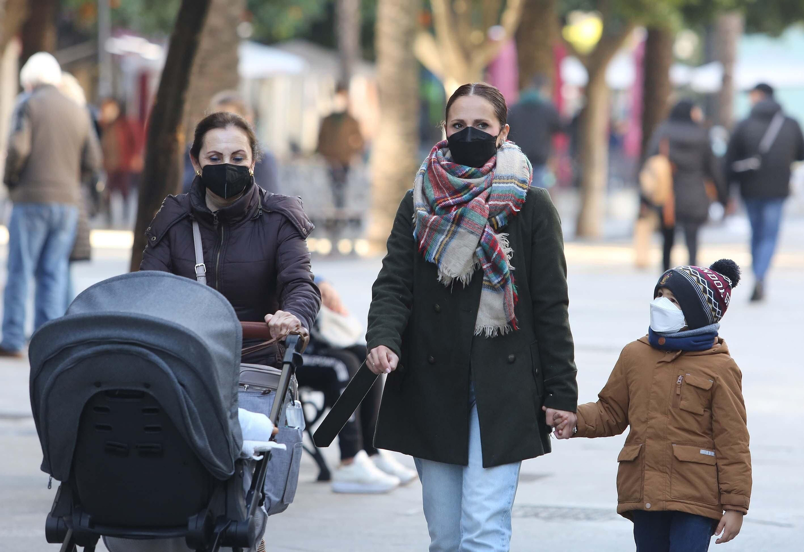 Una madre va con su hijo de la mano