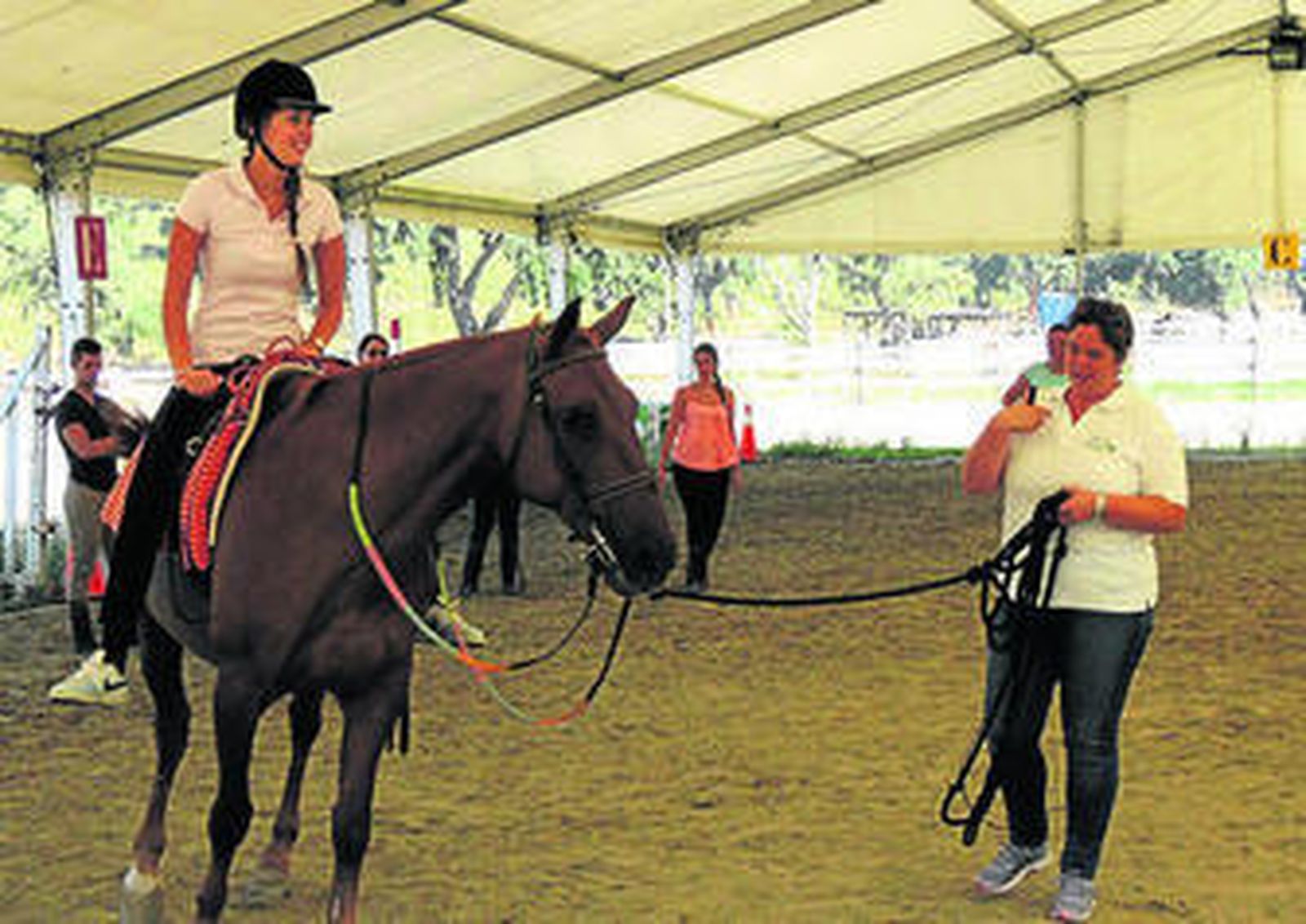 Una de las alumnas del seminario hace un ejercicio a caballo, ayer.