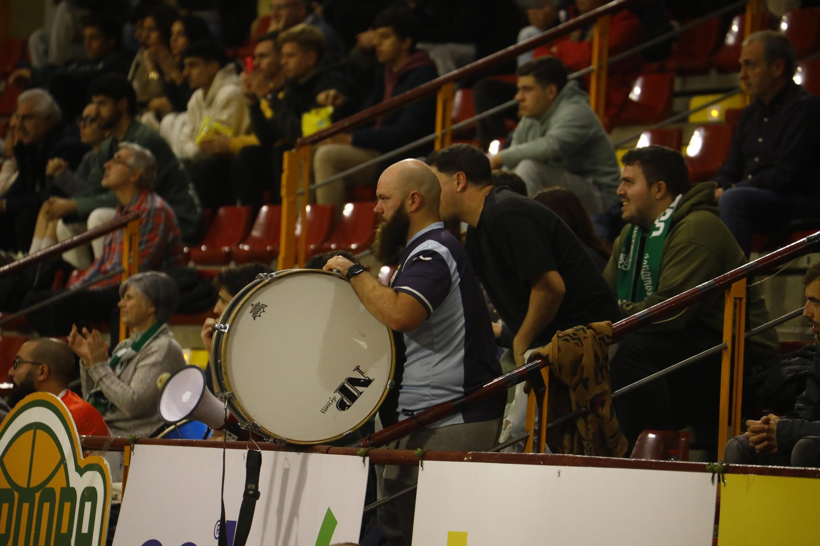 Las mejores fotos del ambiente en Vista Alegre para el Coto Córdoba - Baloncesto Valladolid