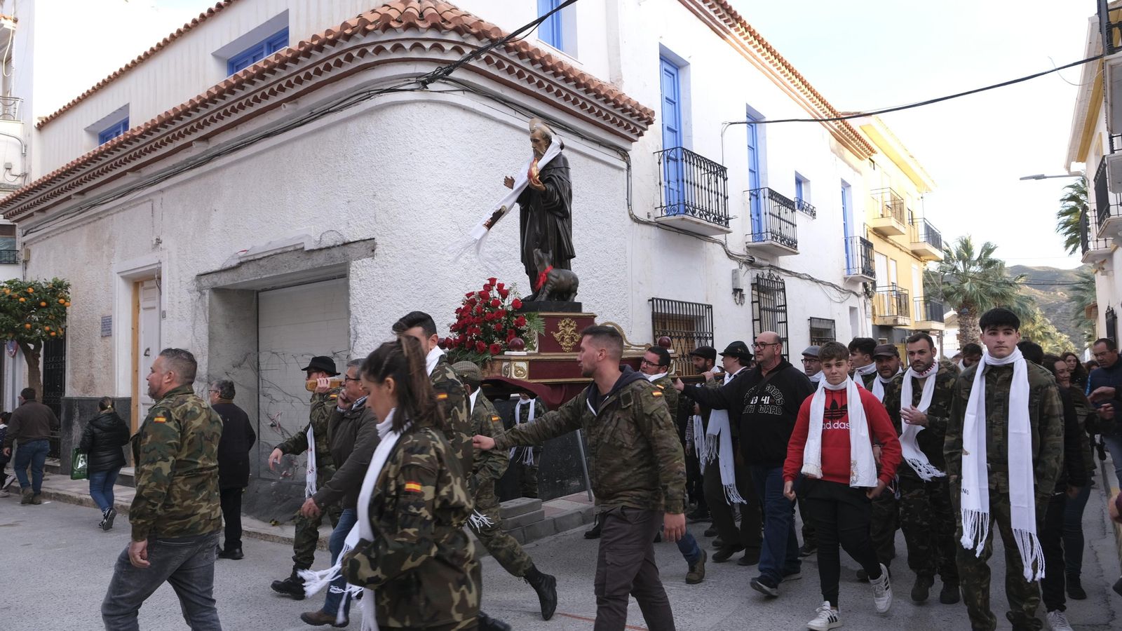Procesión de San Antón con los carretilleros.