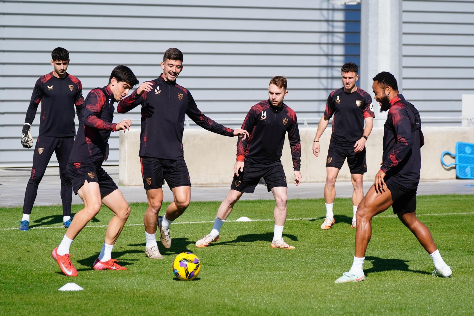 Juanlu, que viaja espoleado por su flamante renovación, en un rondo con Kike Salas, Peque, Pedrosa y Ejuke.