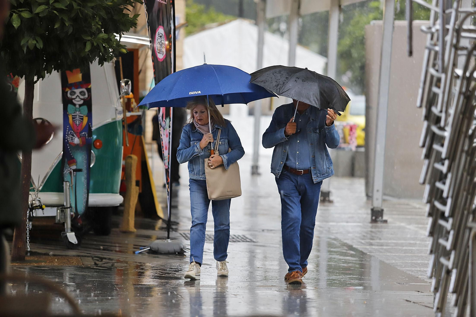 Imágenes de la mañana lluviosa de domingo en Huelva