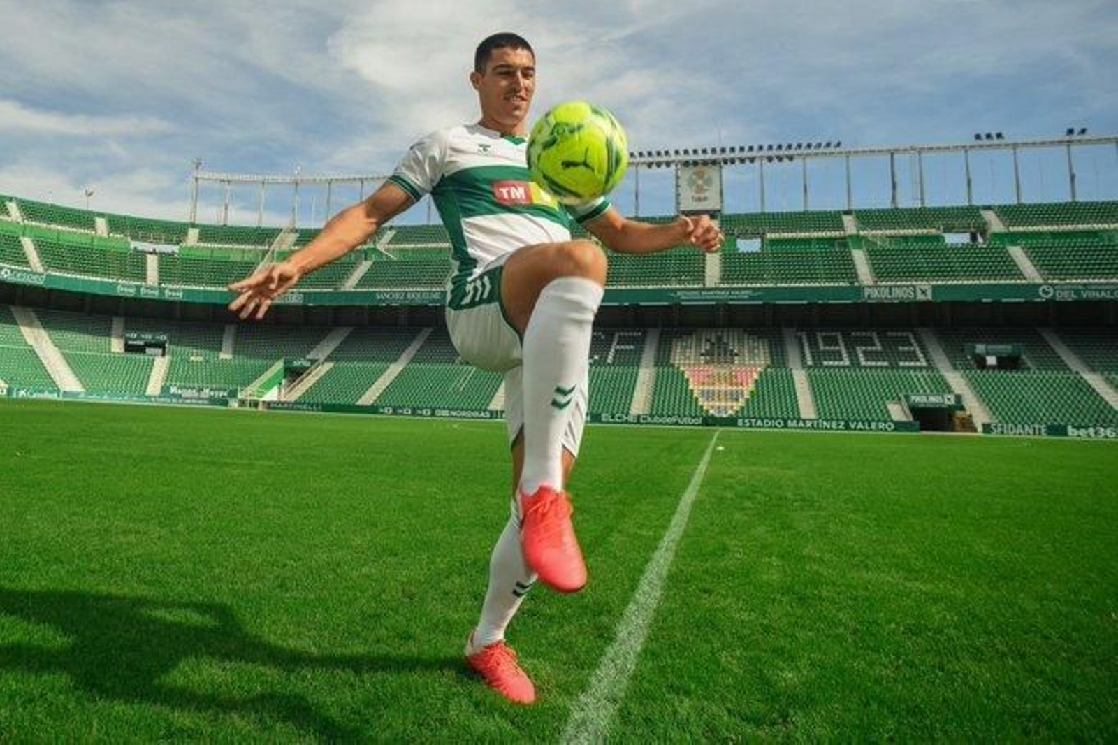 Diego González, durante la presentación como jugador del Elche.