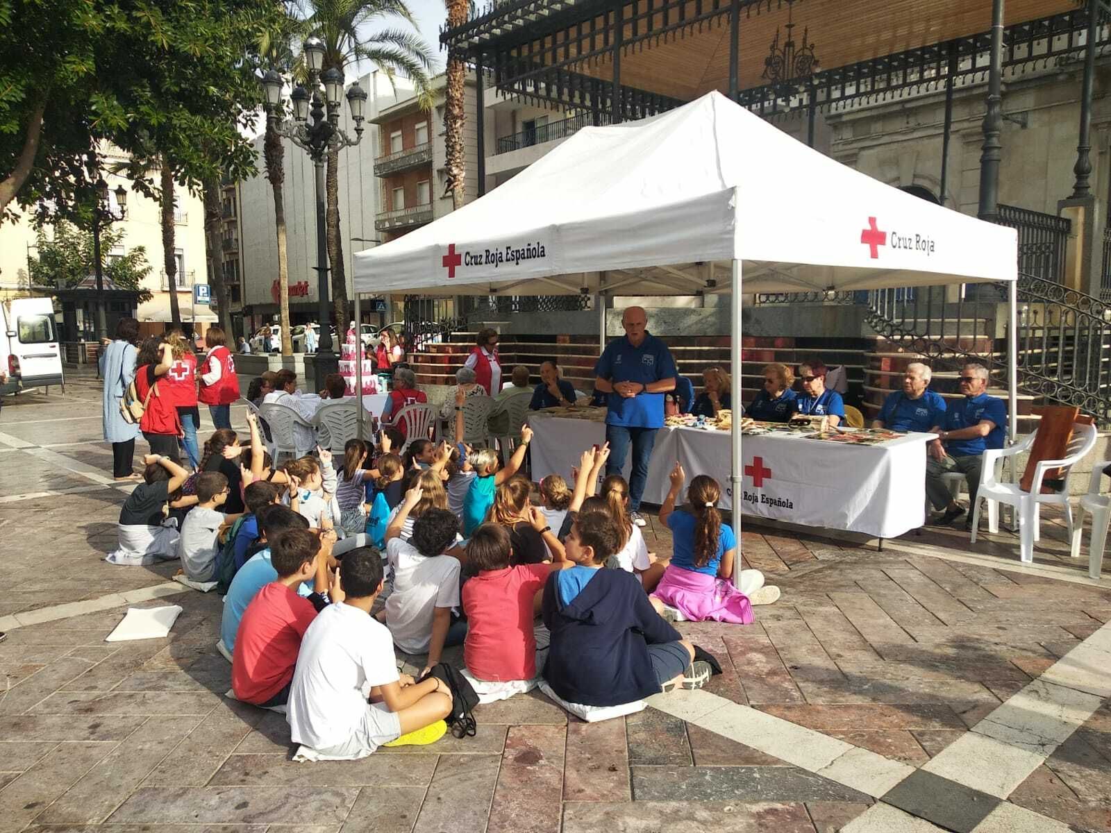 Taller en el que los jubilados conversas con los niños sobre las costumbres de la época.