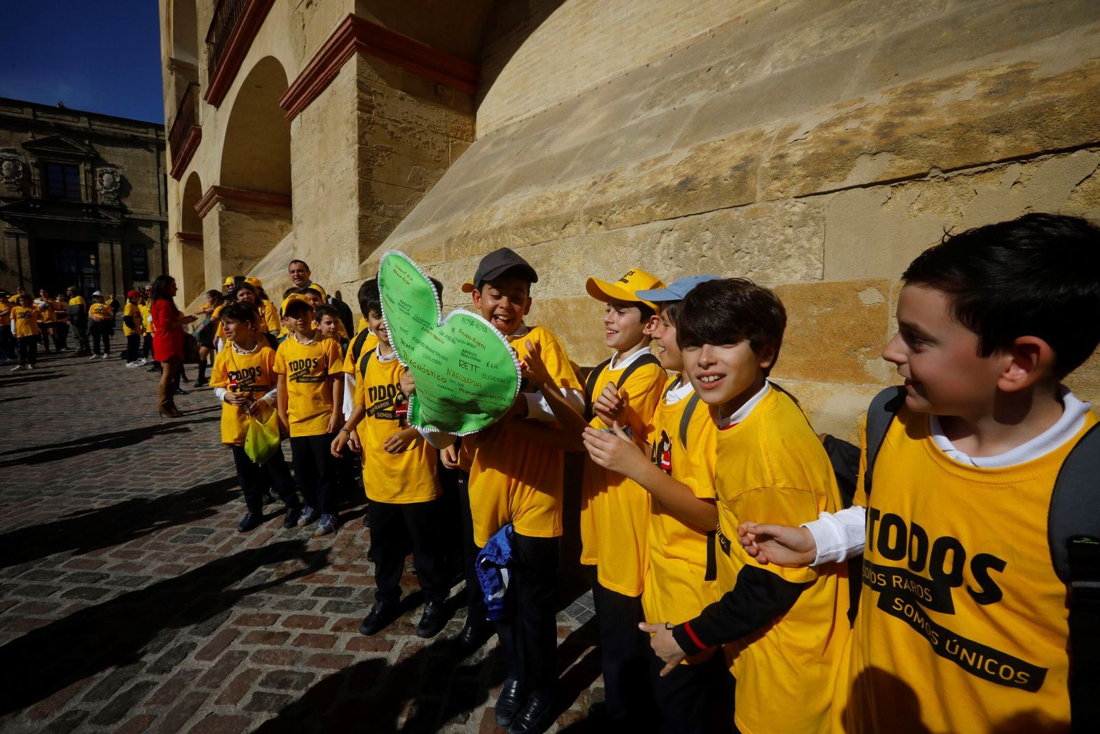 Las mejores imágenes del abrazo a la Mezquita-Catedral por las enfermedades raras
