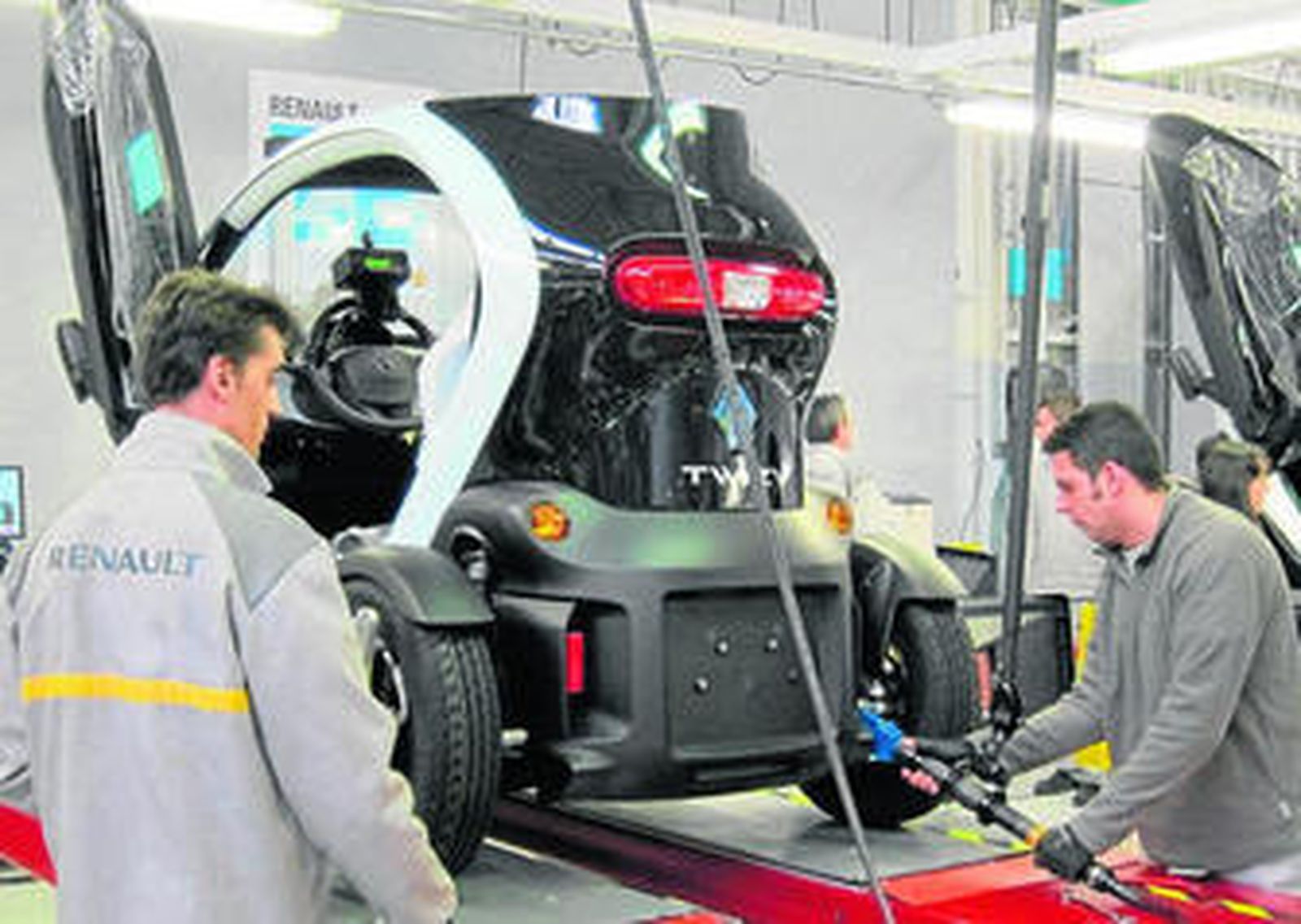 Empleados de la planta de Renault en Valladolid trabajando en uno de los modelos.