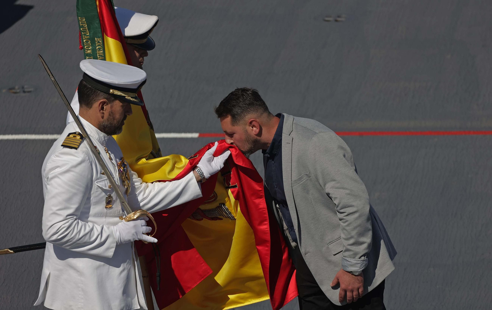 Fotos de la Jura de Bandera para personal civil a bordo del Buque de Asalto Anfibio 'Castilla' en Algeciras