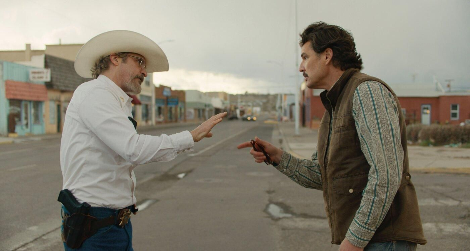 Joaquin Phoenix y Pedro Pascal, en 'Eddington'.