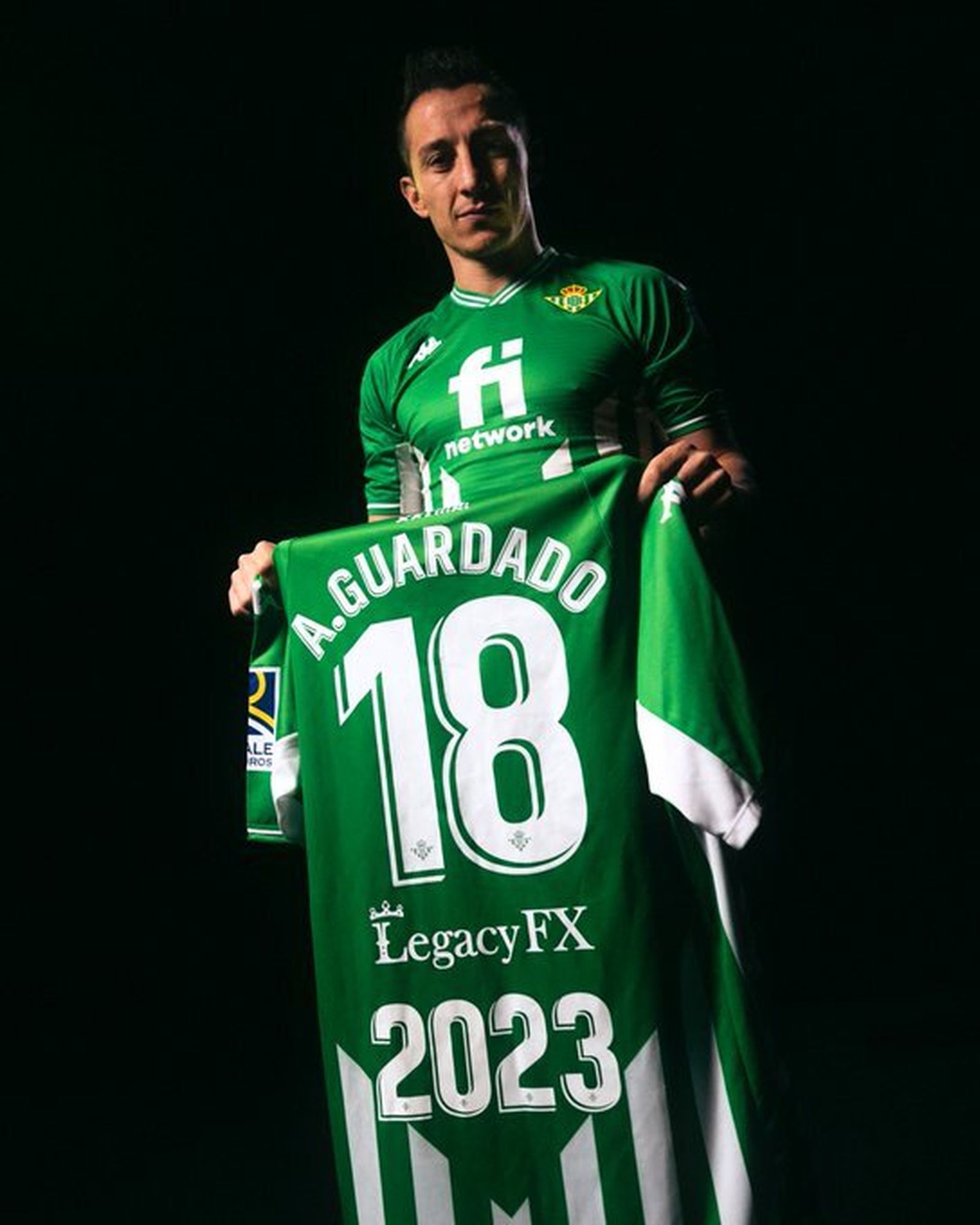 Guardado posa tras su renovación.