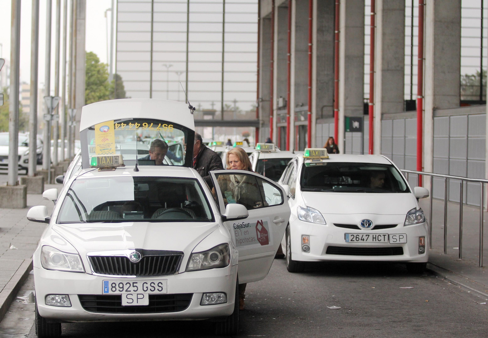 Taxis en la estación de tren de Córdoba. Taxis en la estación de tren de Córdoba.