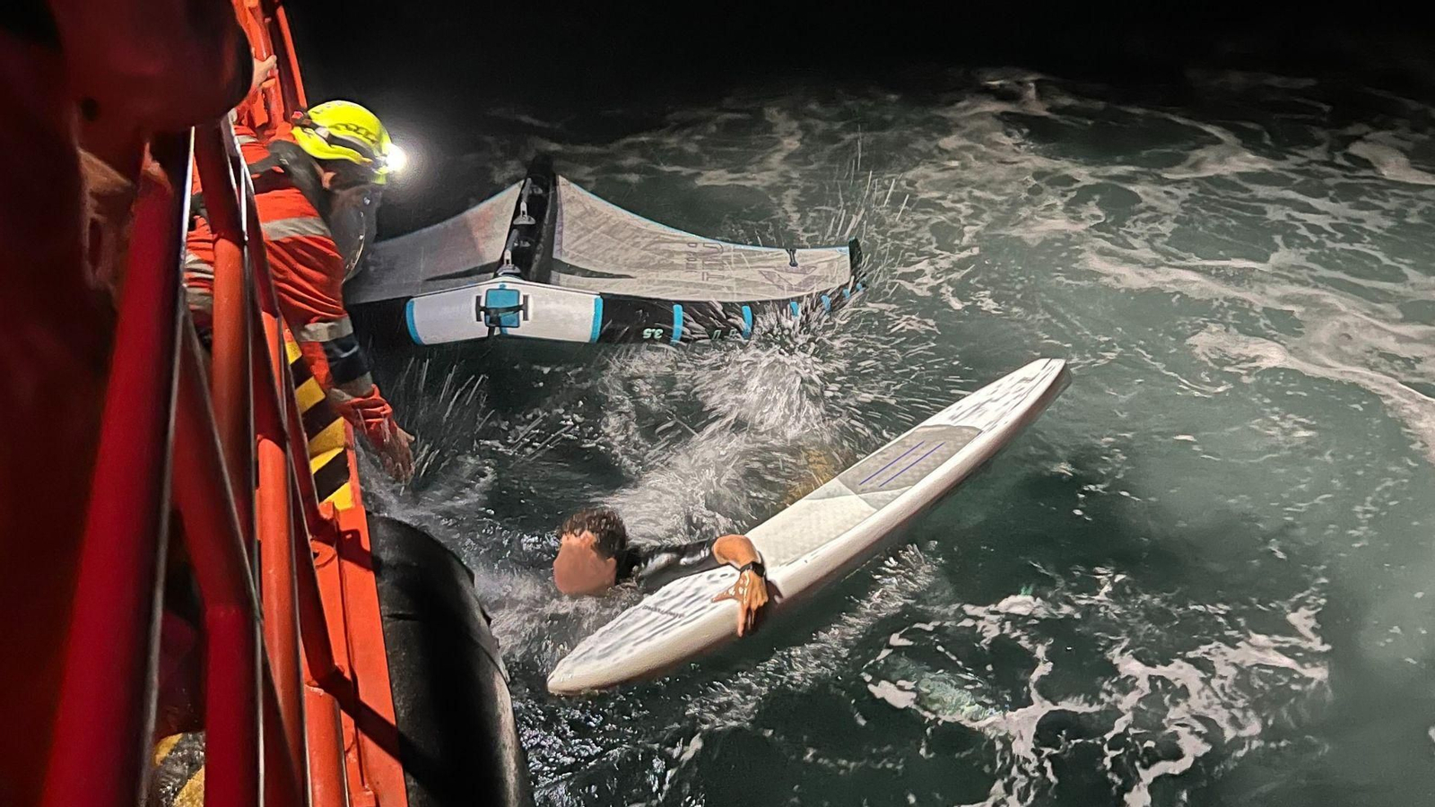 El momento en el que Salvamento Marítimo salva a los surfistas.