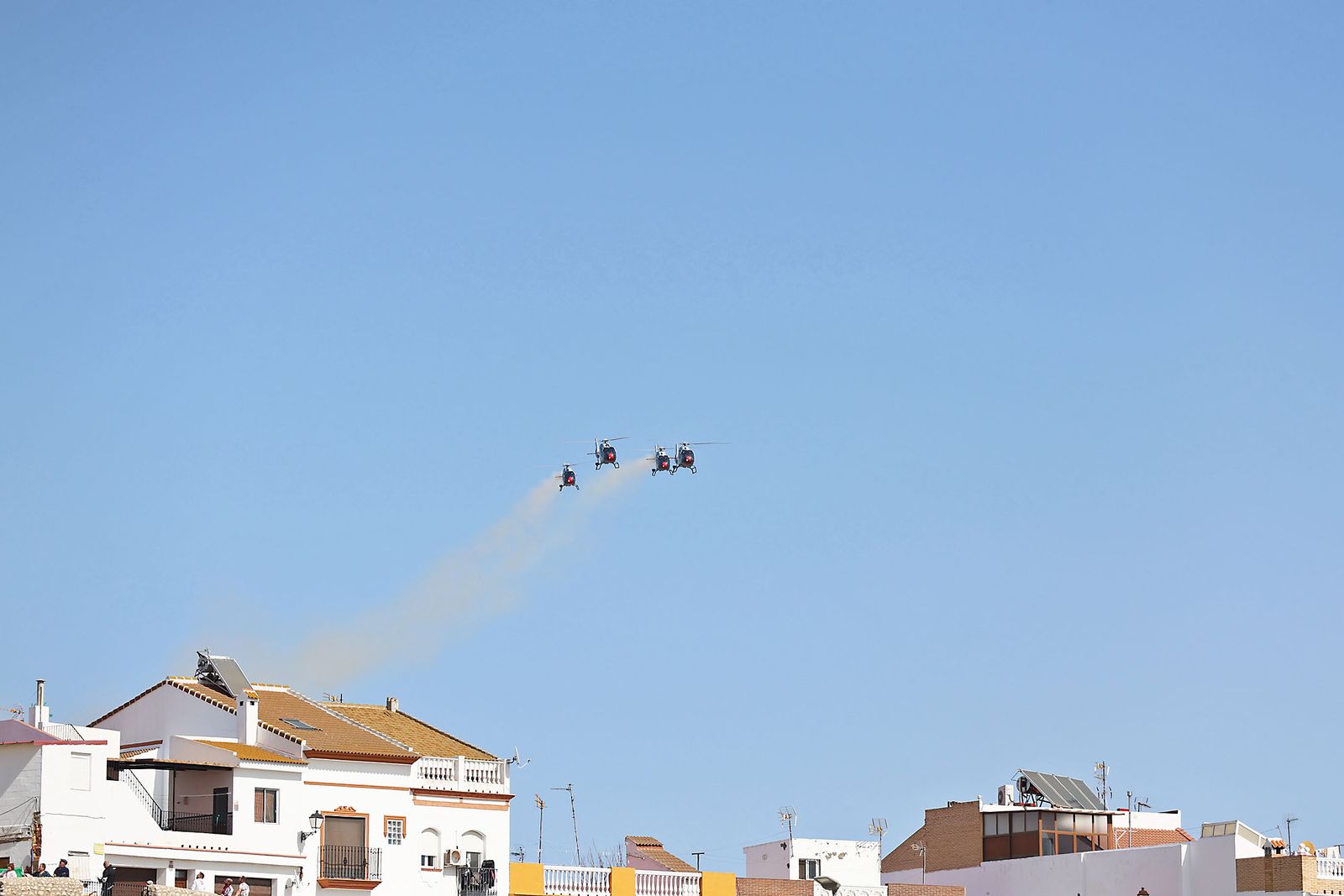 Fotografías de la exhibición aérea de la Patrulla Acrobática de Paracaidismo del Ejército del Aire 'Papea' y de la Patrulla Acrobática de Helicópteros 'ASPA'  en los actos de homenaje al centenario del Plus Ultra presidido por S.M. el Rey Felipe VI