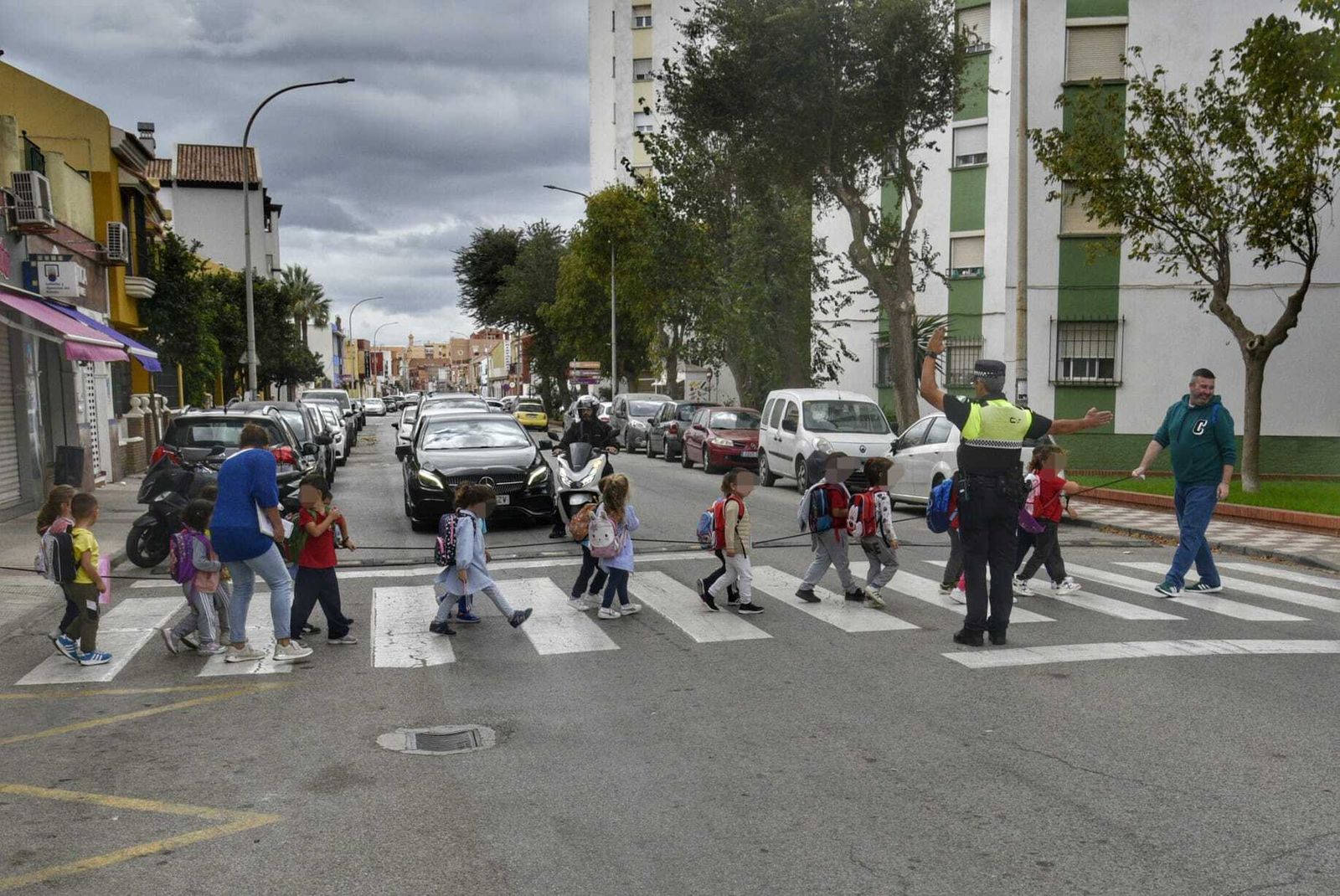 Alumnos del colegio Isabel la Católica, camino del comedor en el edificio principal.