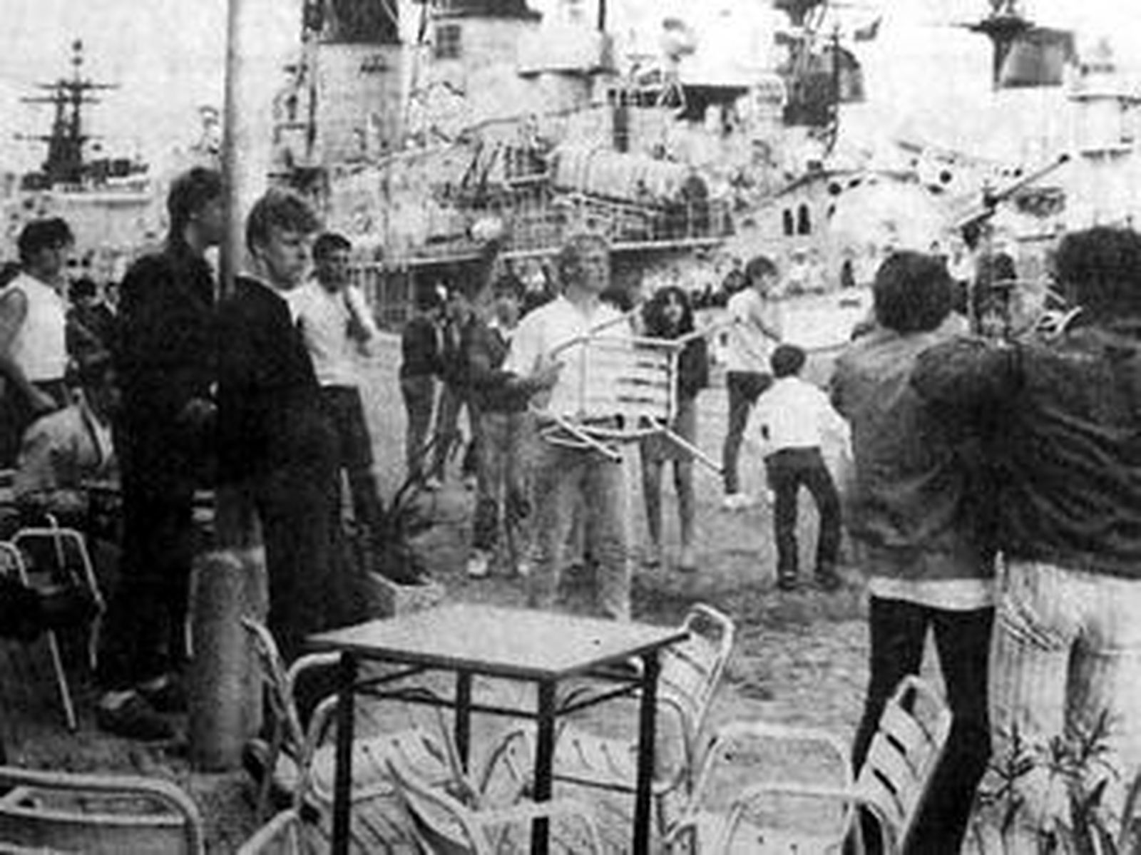 1984Enfrentamientos entre manifestantes anti-OTAN y marineros extranjeros