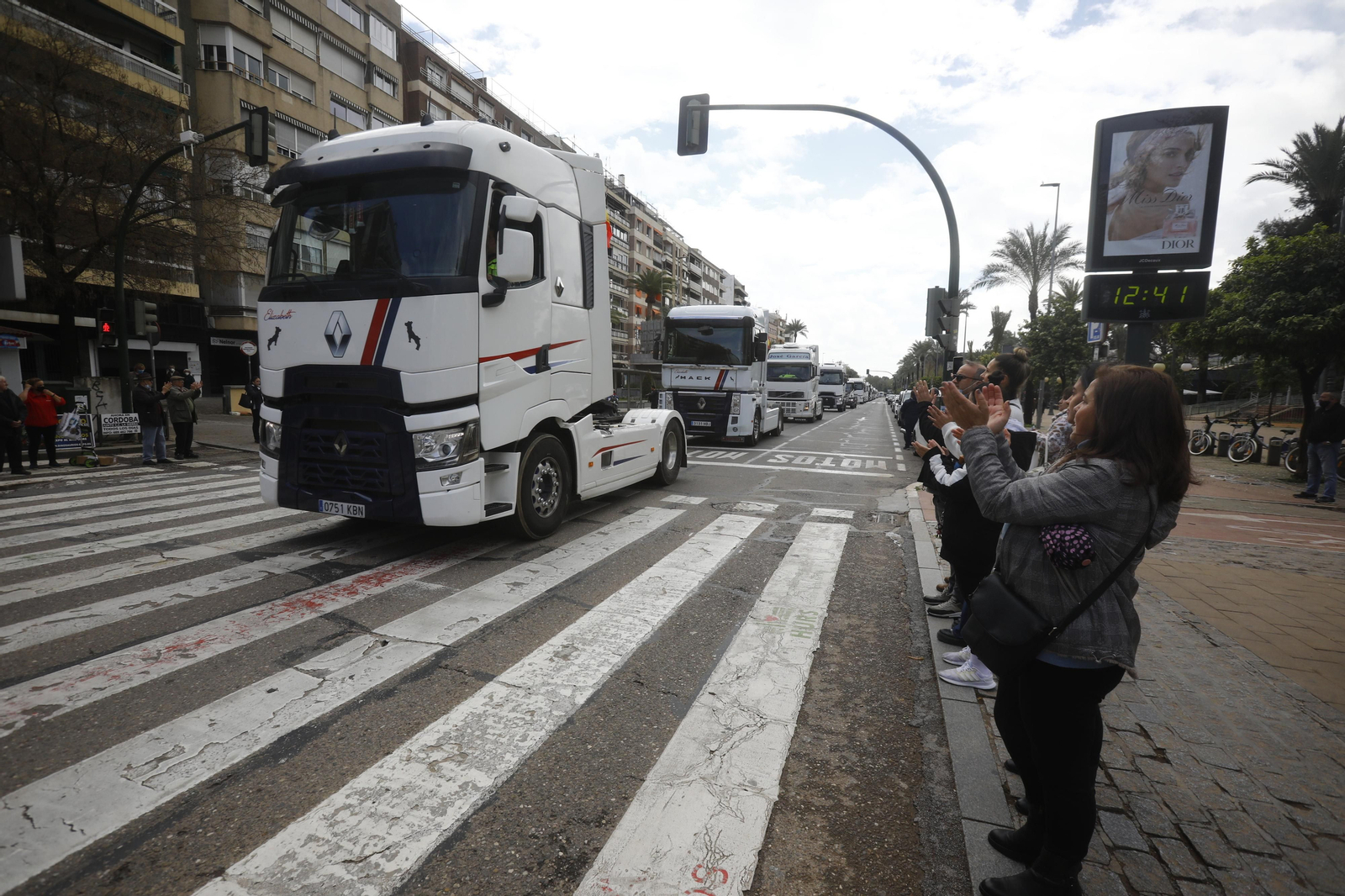 Los transportistas colapsan el centro de Córdoba, en imágenes