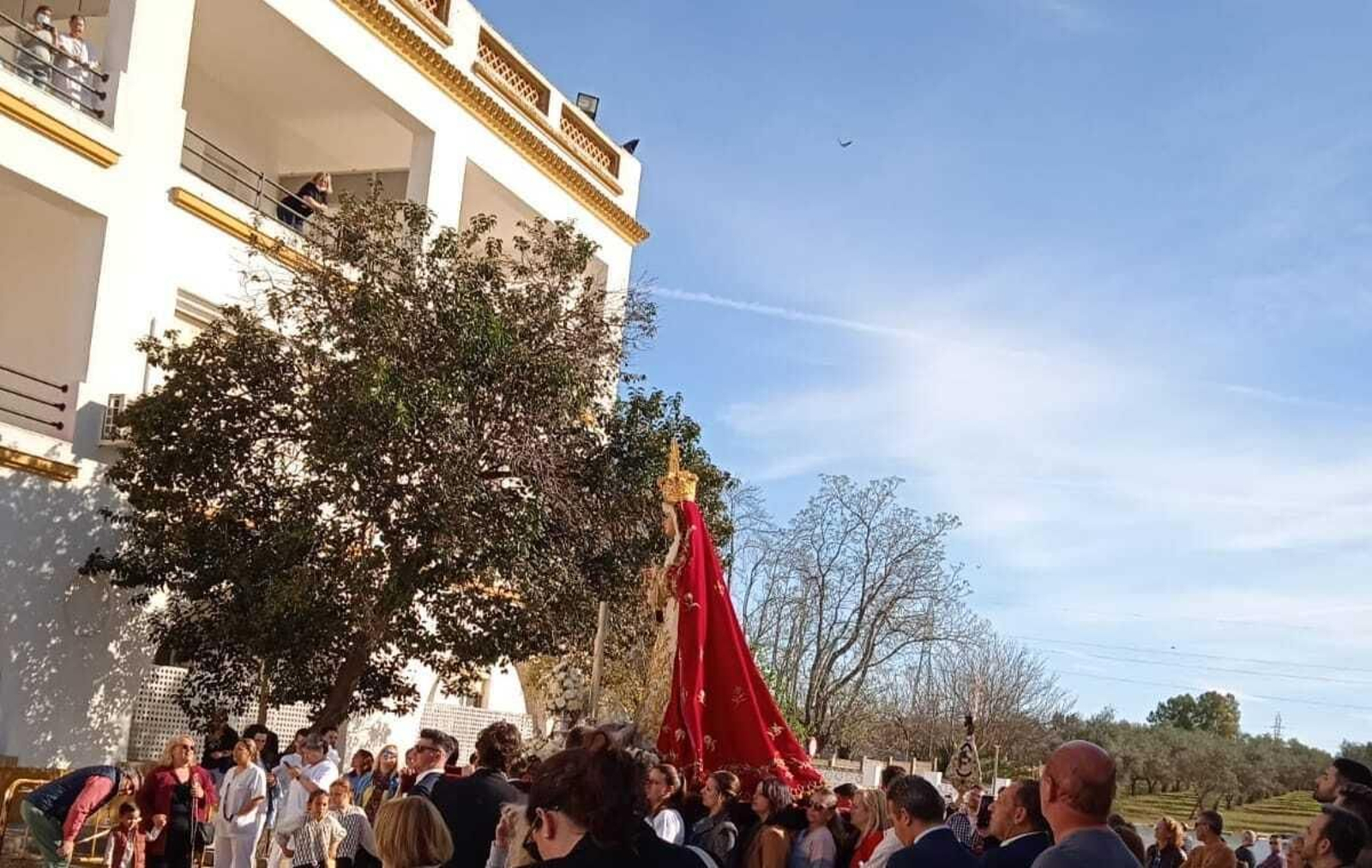 La Virgen de la Hermandad de la Santa Cruz, en su reverencia a las plantas de hospitalización del Hospital El Tomillar.