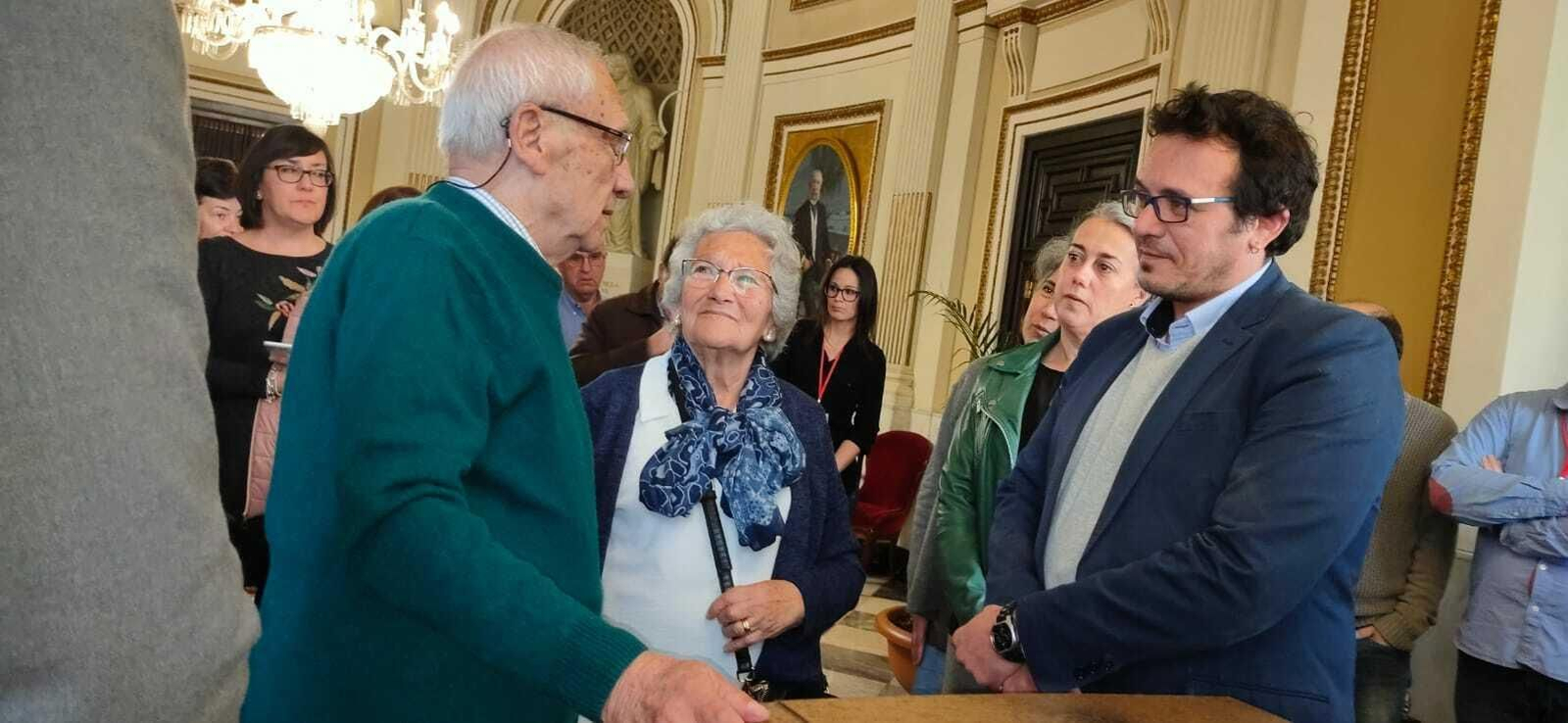 José María González, con los familiares de López Quera.