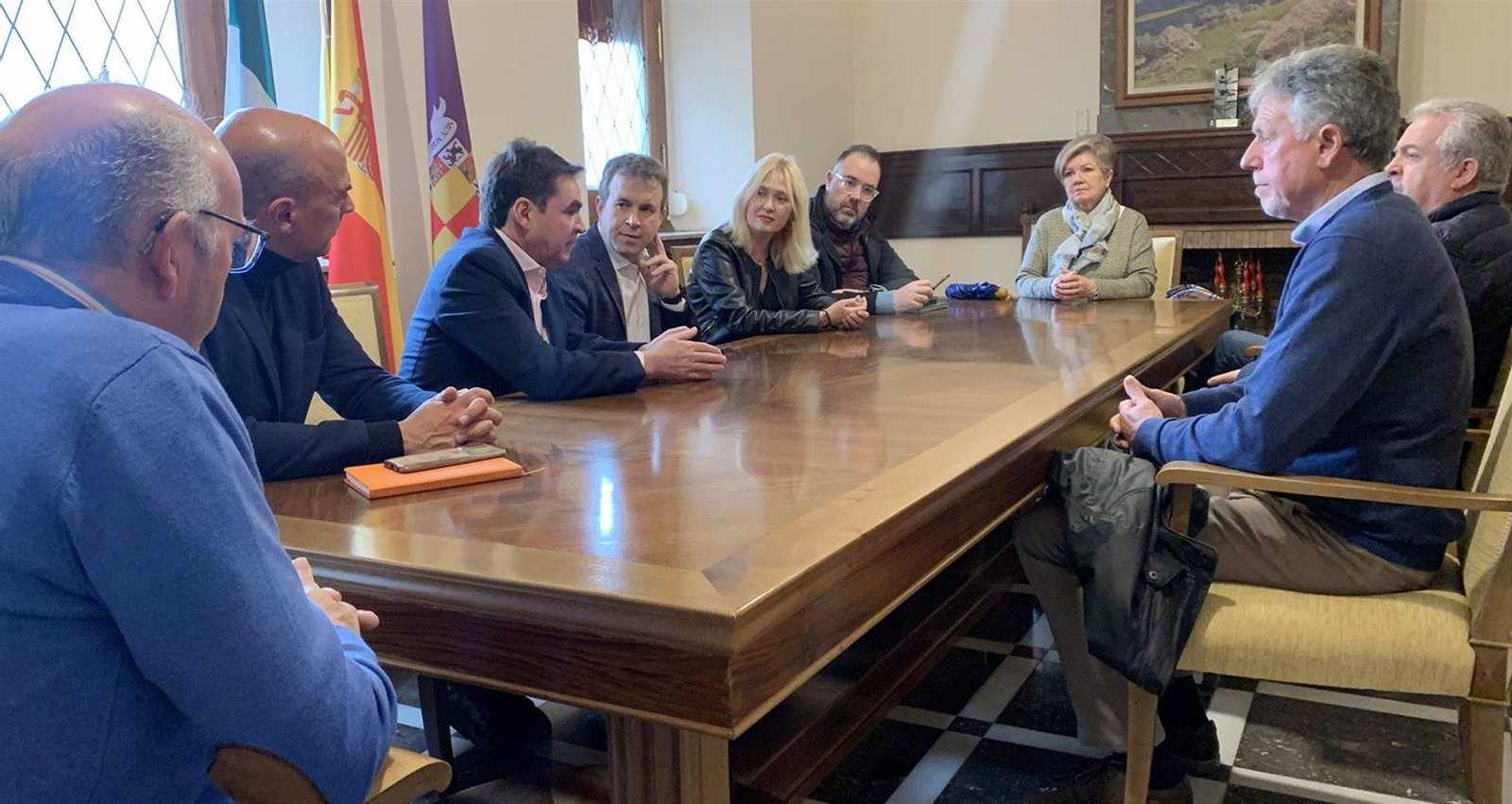 Reunión de representantes municipales con la plataforma.