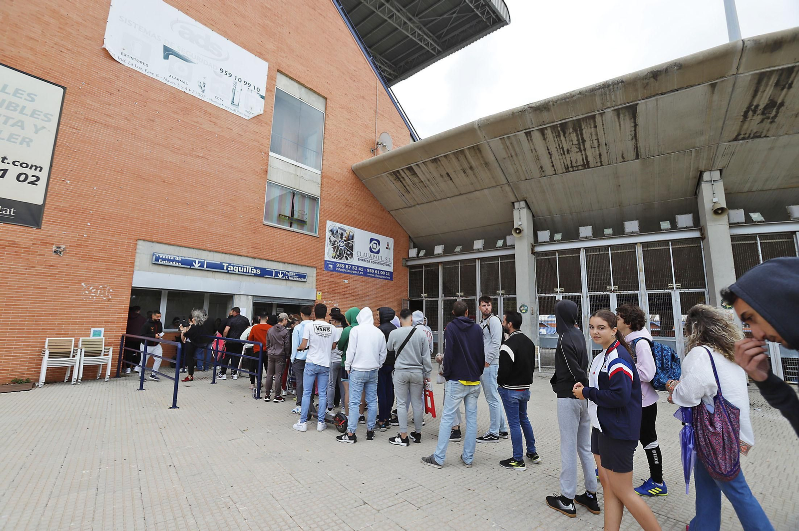 Largas colas para comprar las últimas entradas de la final del Recreativo de Huelva