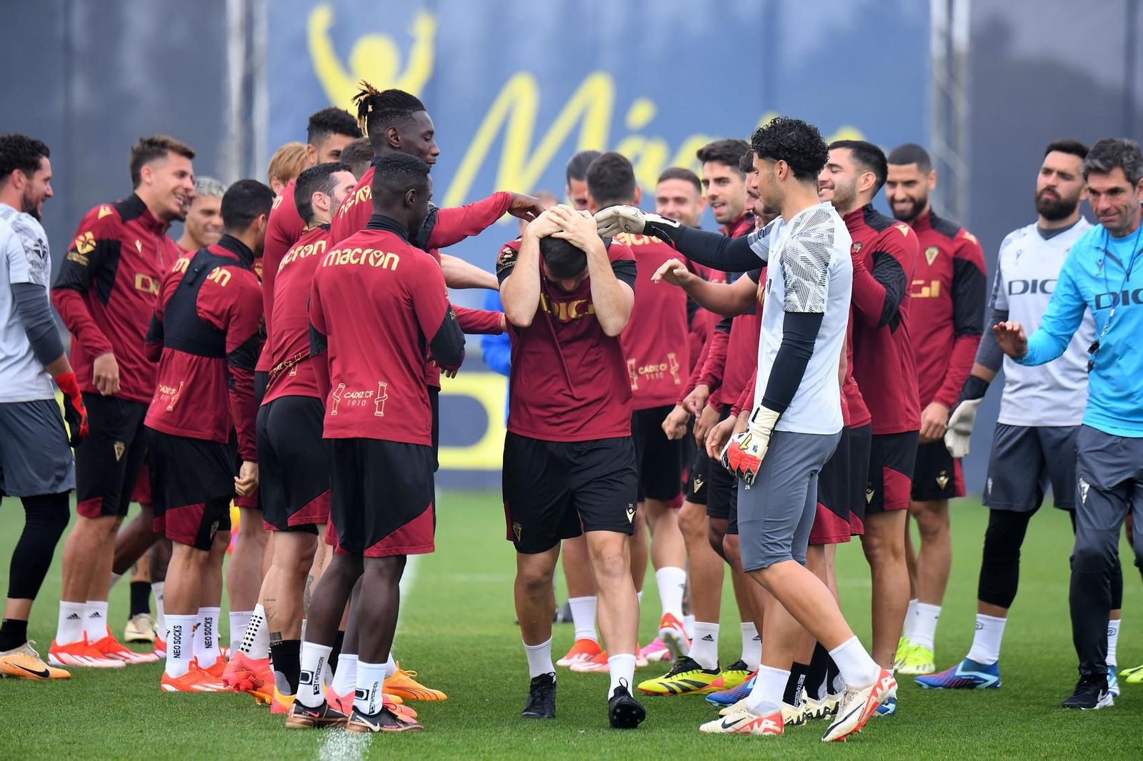 La temporada del Cádiz merece una buena ‘catea’ de reproches a los dirigentes, técnicos y jugadores por el descenso de categoría.