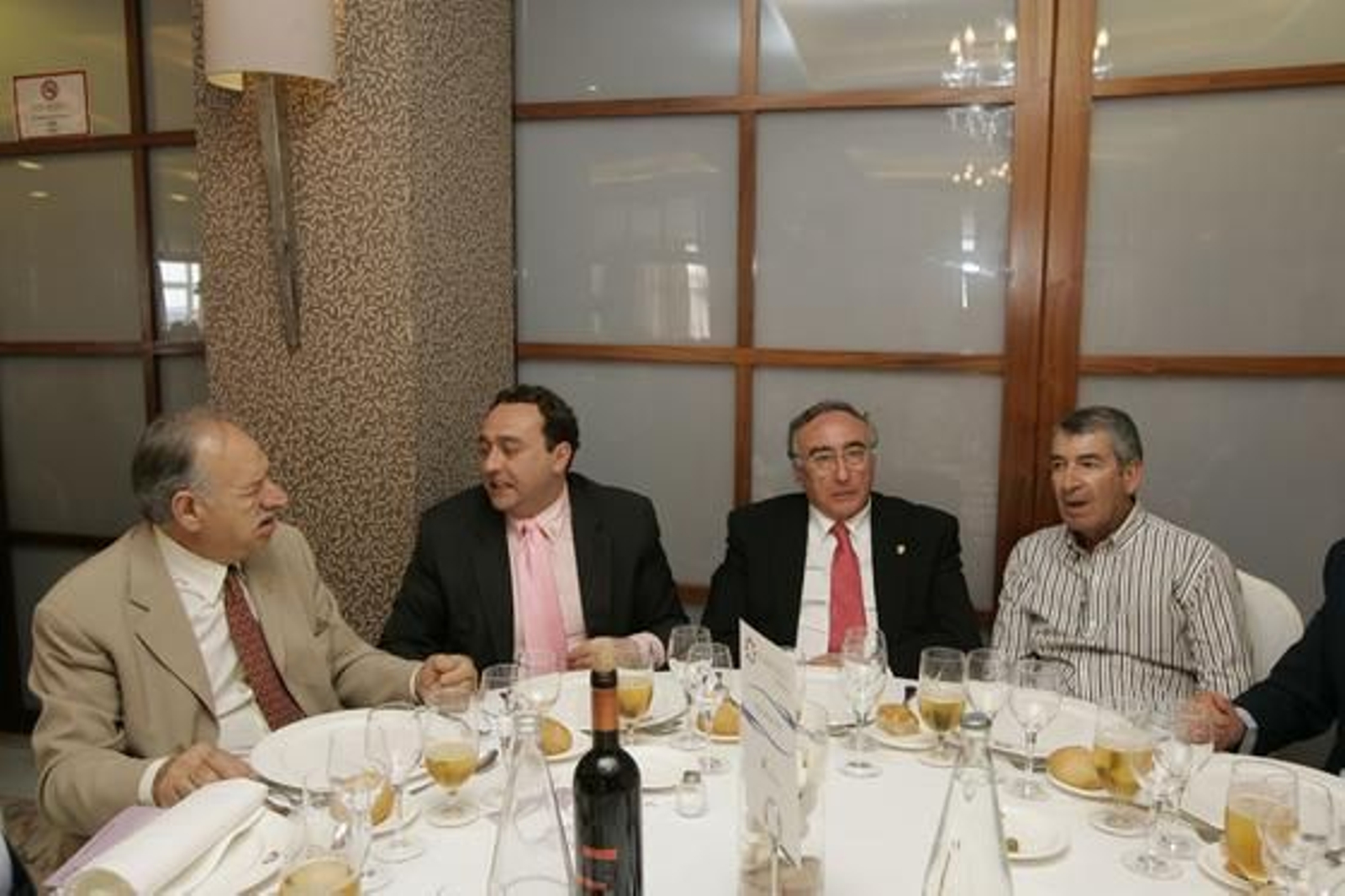 José Guijarro, empresario, Ramón Navarro, gerente de JIR Seguros, Ramón Navarro, consejero de los servicios médicos de la UD Almería, y Fausto Sánchez, jubilado de la banca.

Foto: J. Alonso/ R. Gonzalez
