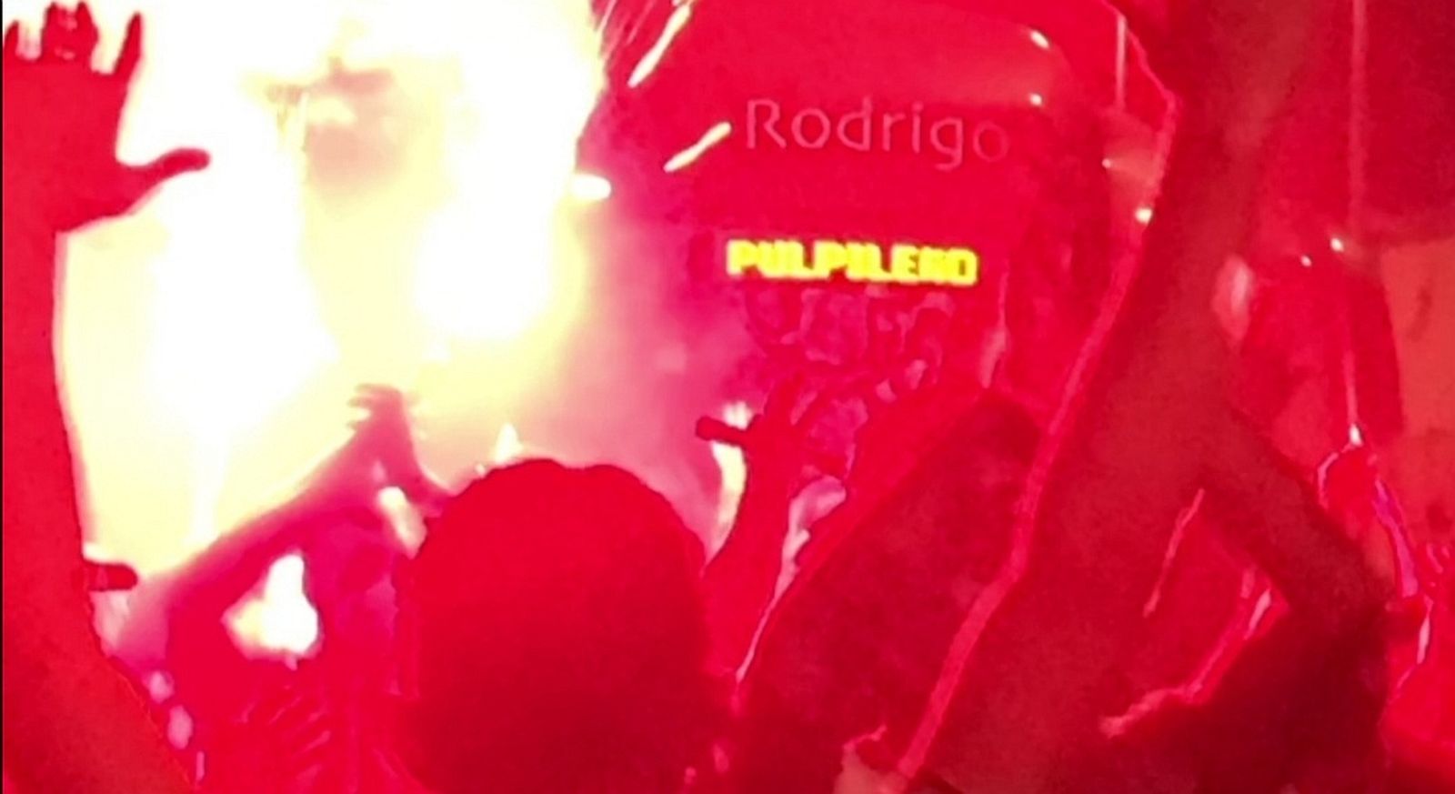 Recibimiento al autobús del Atlético Pulpileño en Pulpí el domingo por la noche.