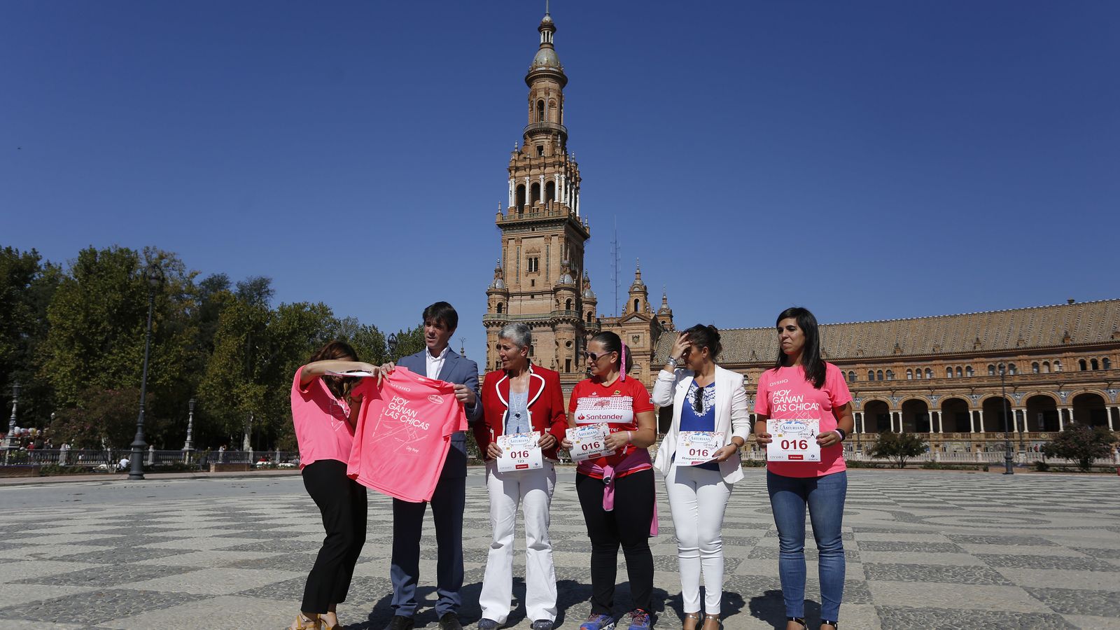 Presentación de la Carrera de la Mujer Sevilla 2018, en la Plaza de España.