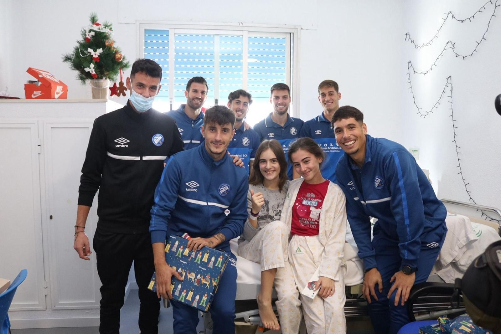 El Xerez DFC entrega regalos a los niños ingresados en el Hospital de Jerez