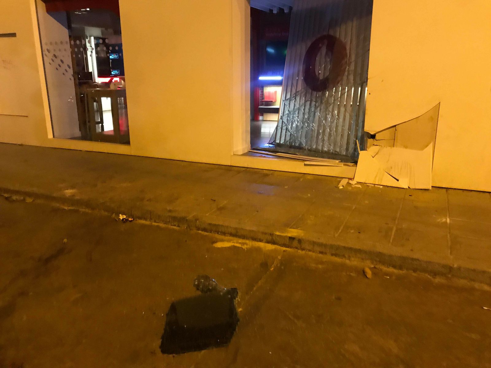 Roban en otra tienda de móviles en Los Remedios
