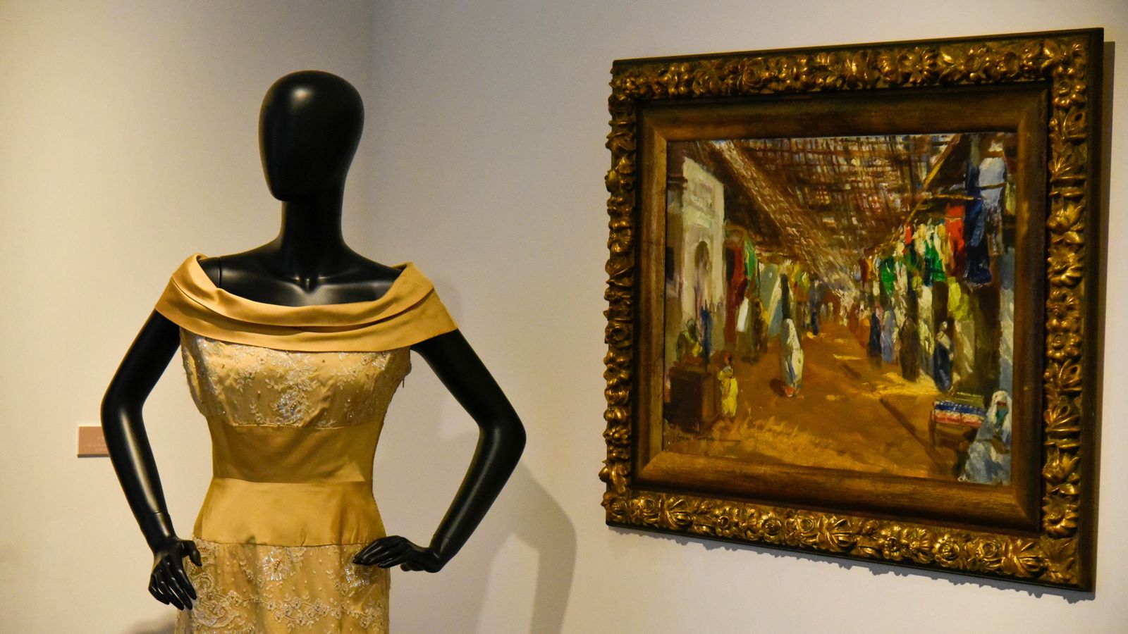 Exposición ' Vísteme: de la Alta Costura al Arte, 90 años de historia de la moda' en el Museo Cruz Herrera