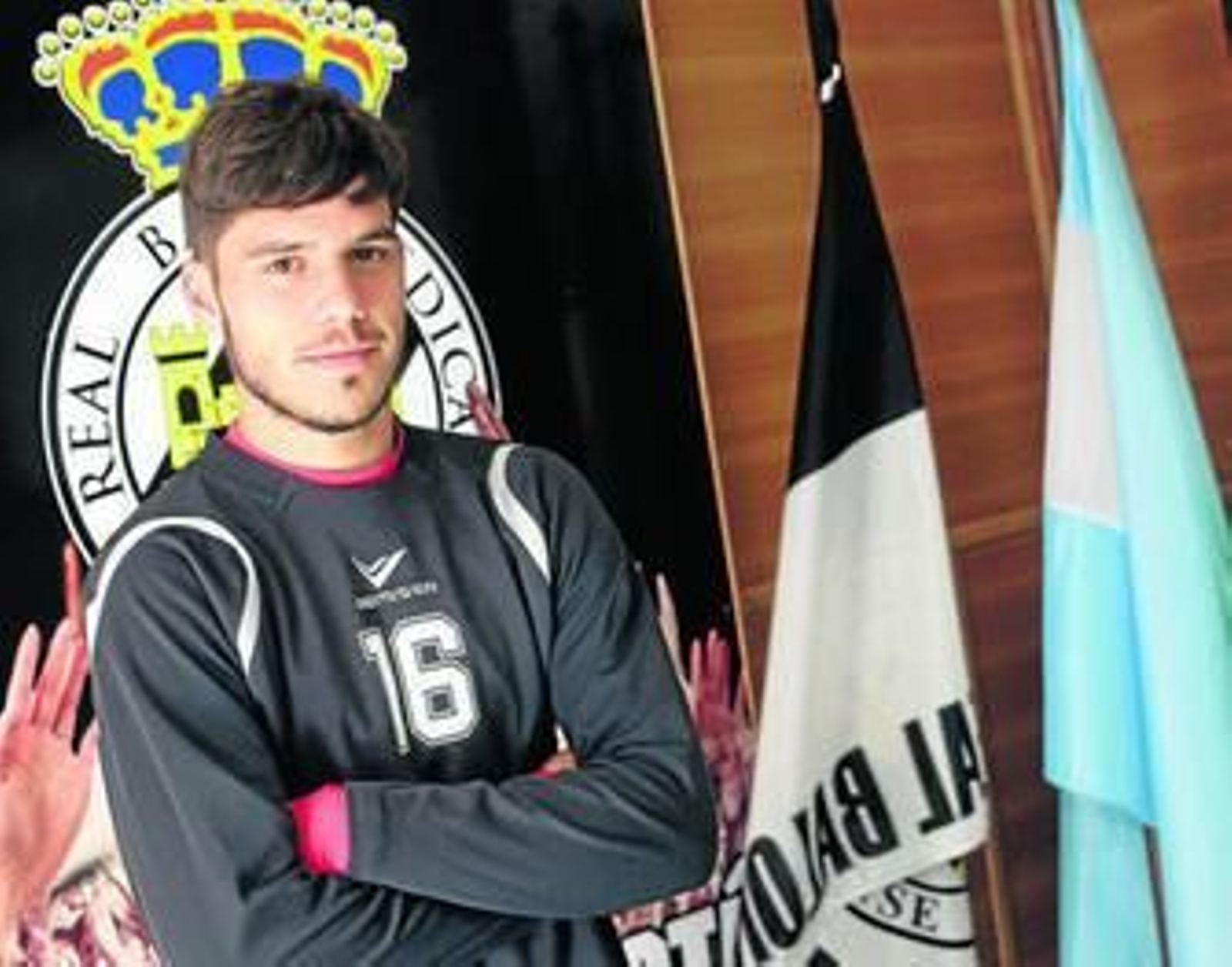 José Ramón posa en la antesala de vestuarios del estadio Municipal.
