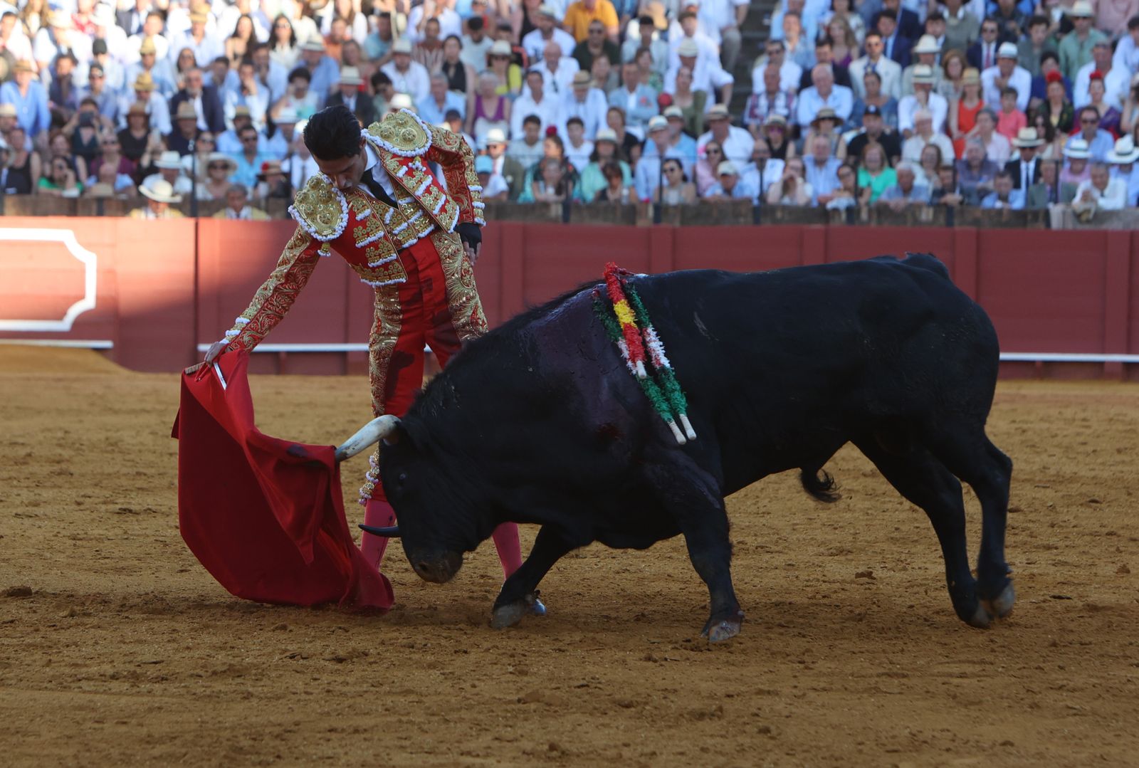 Imágenes de la corrida de toros en la Feria de Sevilla 2023 con El Juli, Alejandro Talavante y Tomás Rufo