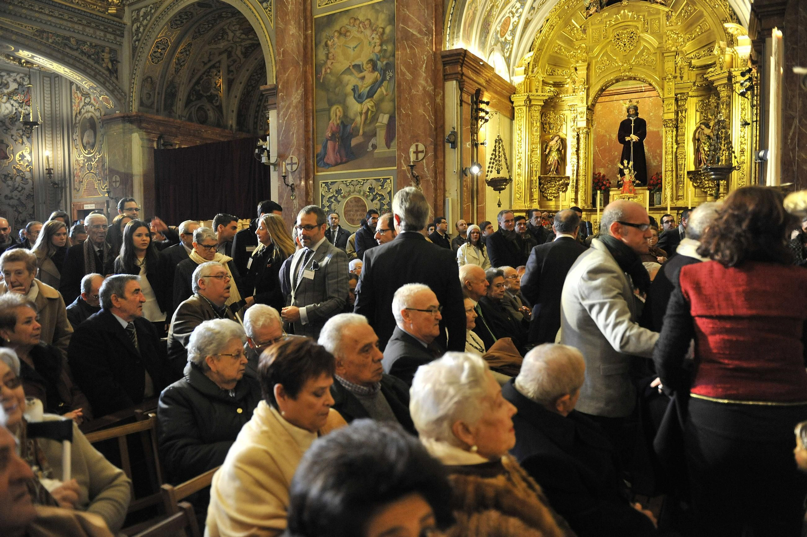 Imagen de archivo de hermanos veteranos en la Hermandad de la Macarena.