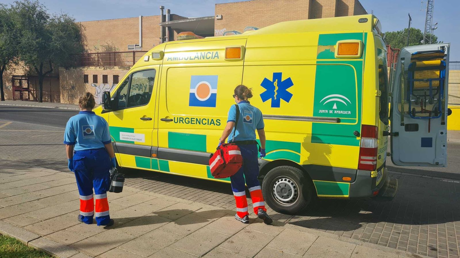 Cinco heridos por inhalación de humo en el incendio de un piso en Alcalá de Guadaíra