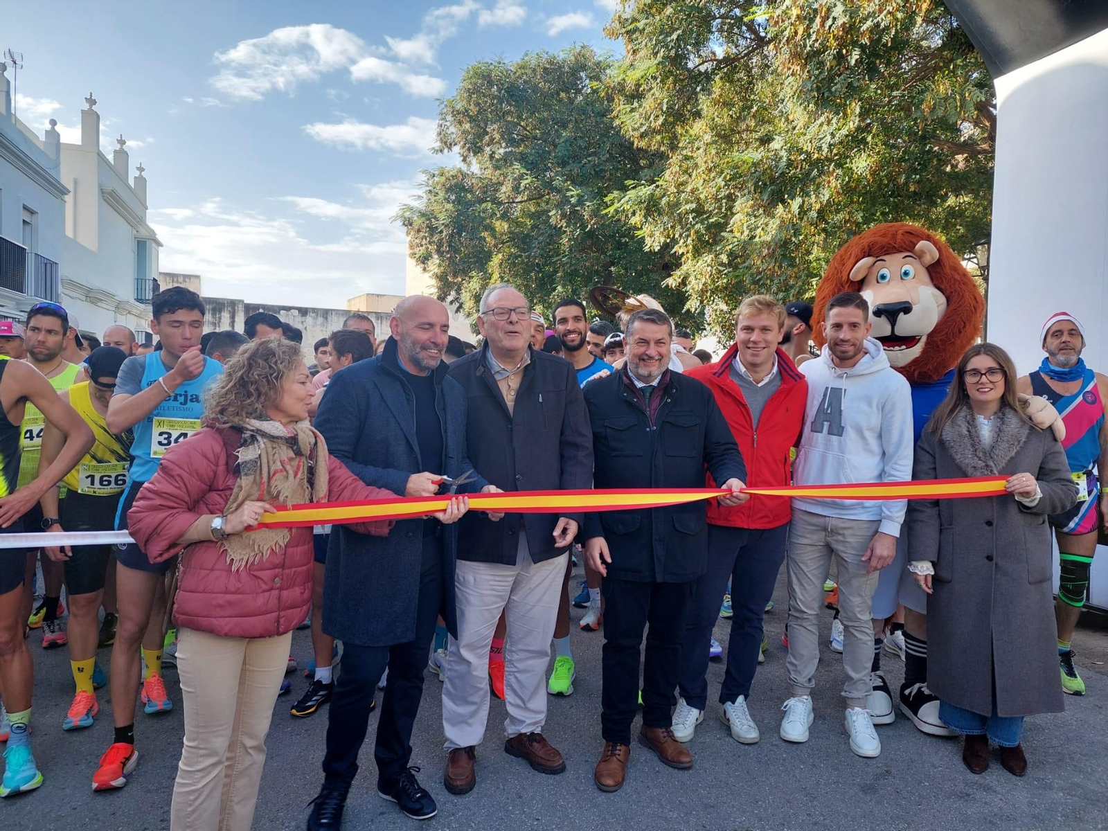 Monchi, Rojas y representantes de la hermandad durante el corte de cinta.