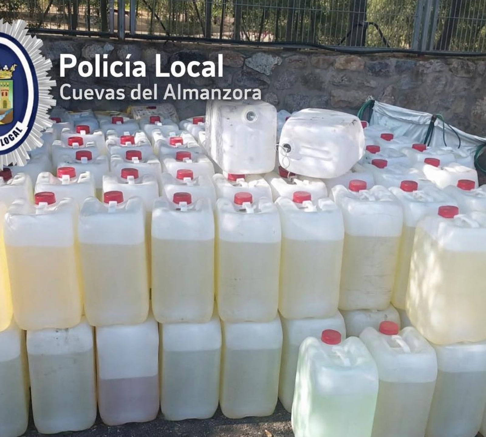 Garrafas intervenidas por la Policía Local en Villaricos.