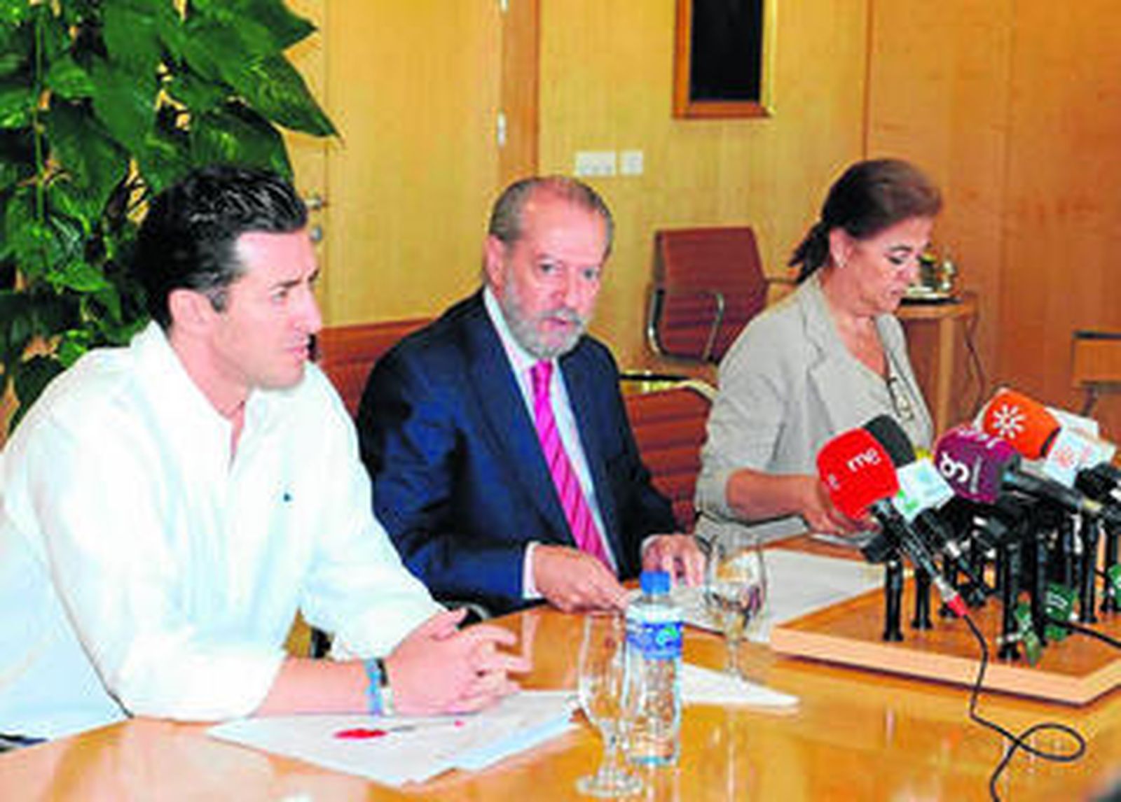 El presidente, flanqueado por el diputado y la directora del área de Hacienda, ayer, en la Diputación.