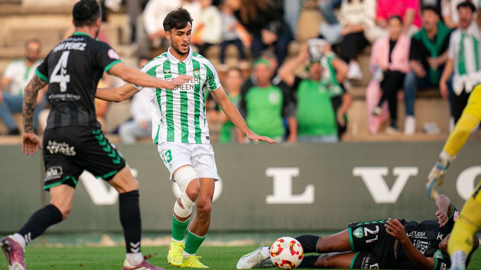 Lucas Alcázar se dispone a finalizar una ocasión