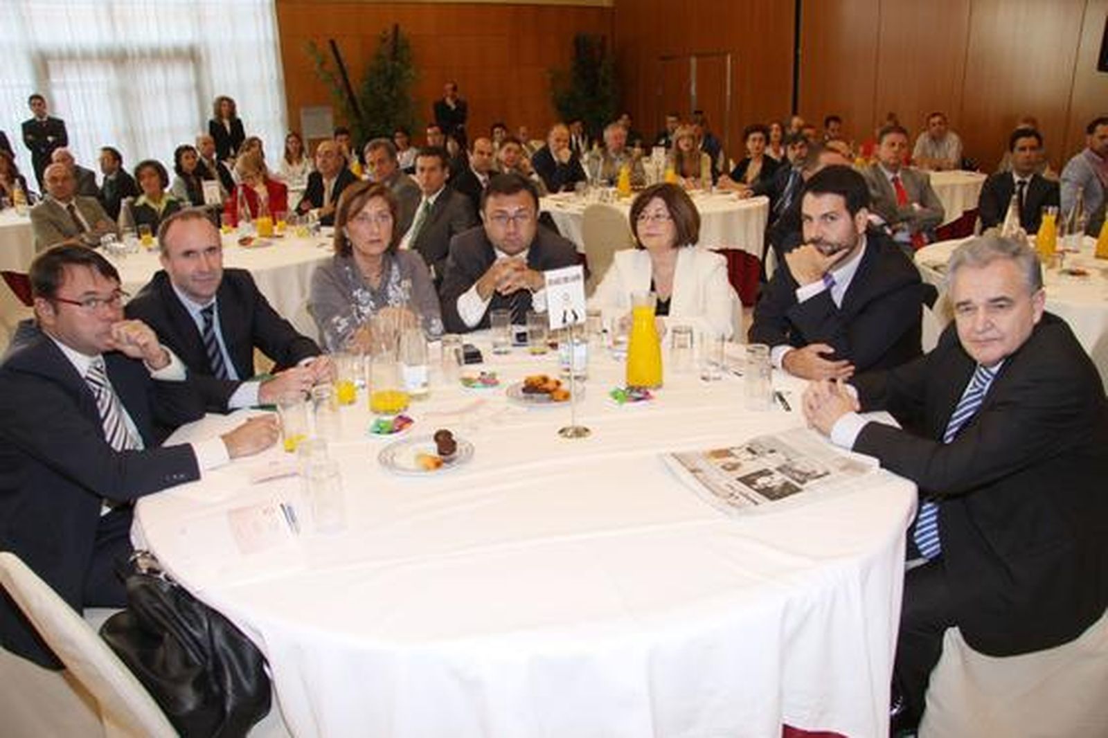 En la mesa Jose Manuel Atencia,Agustín Pérez,Marisa Bustinduy,Miguel Anguel Heredia,Josefa López,Javier Gómez,Bernando Diaz-Nosty, durante el Foro Joly Andalucía celebrado en Málaga con el ministro de Educación.

Foto: migue fernandez